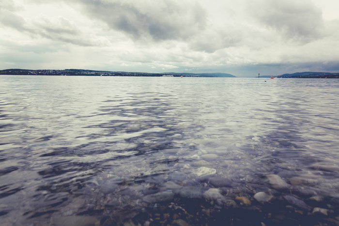 灰色天空下的水体
