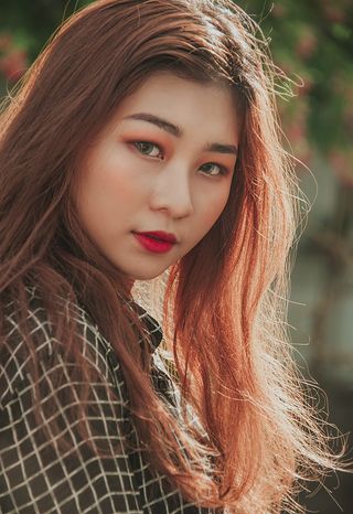 穿黑白格子衬衫的女人