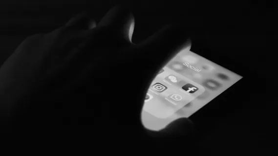 社交网络、社交、抑郁、两极、情绪、黑白、黑暗、人手