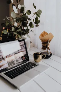 白桌子上的苹果MacBook和咖啡 白桌子上的苹果MacBook和咖啡