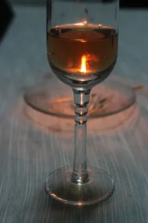 玻璃,酒,蜡烛,桌子,饮料,食物和饮料,特写,没有人 玻璃,酒,蜡烛,桌子,饮料,食物和饮料,特写,没有人