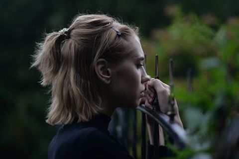 拿着金属栅栏的女人