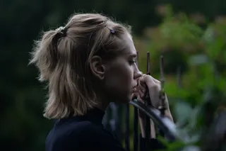 拿着金属栅栏的女人