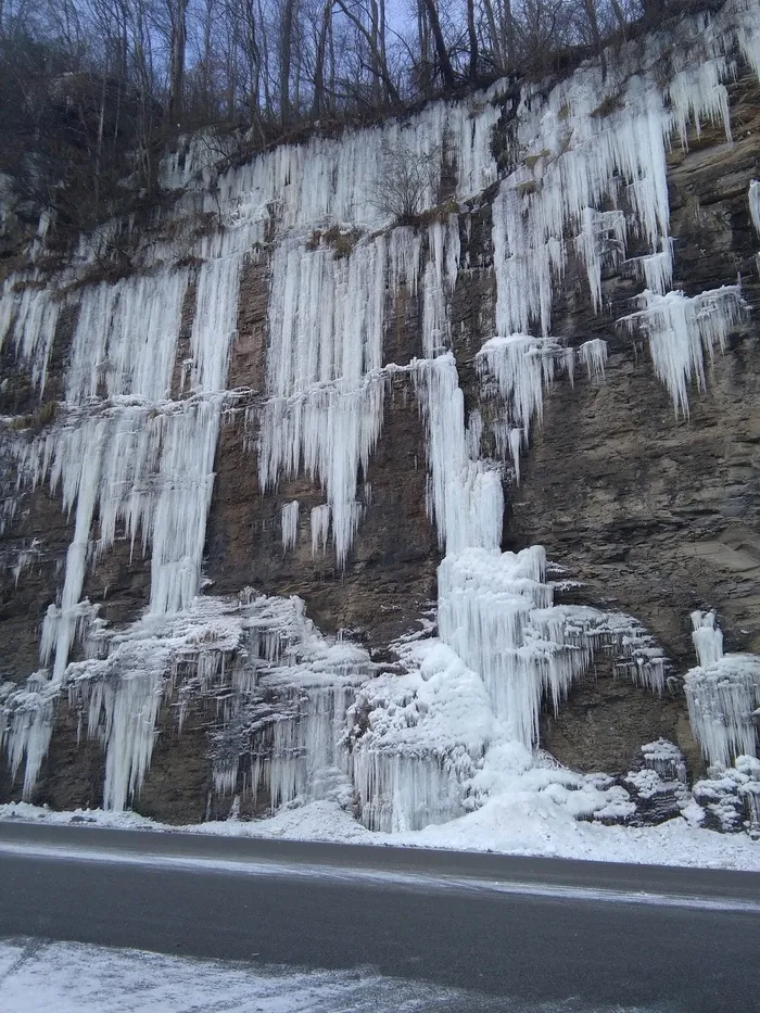 白天在悬崖上结冰