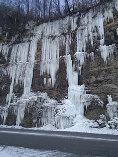 白天在悬崖上结冰