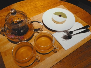 茶、抹茶蛋糕、沙漠、餐桌、食品和饮料、高角度视野、饮料、茶点