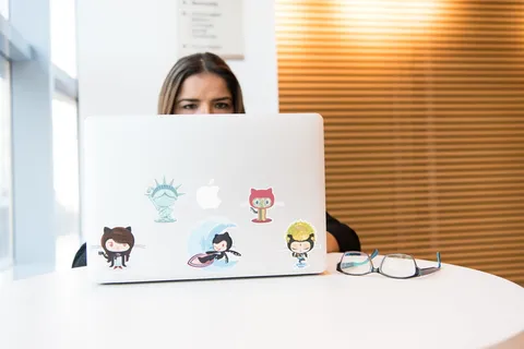 坐在笔记本电脑前的女人