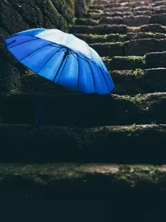 黑色楼梯上的蓝色雨伞 黑色楼梯上的蓝色雨伞