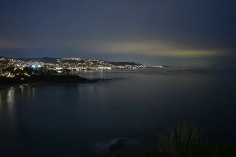 夜间平静海面附近的城市灯光 夜间平静海面附近的城市灯光