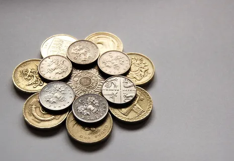 货币、英镑、便士、硬币、金、银、灰色、背景 货币、英镑、便士、硬币、金、银、灰色、背景