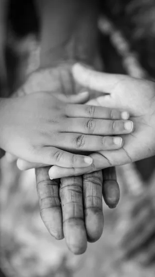 男人、女人和孩子的灰度照片