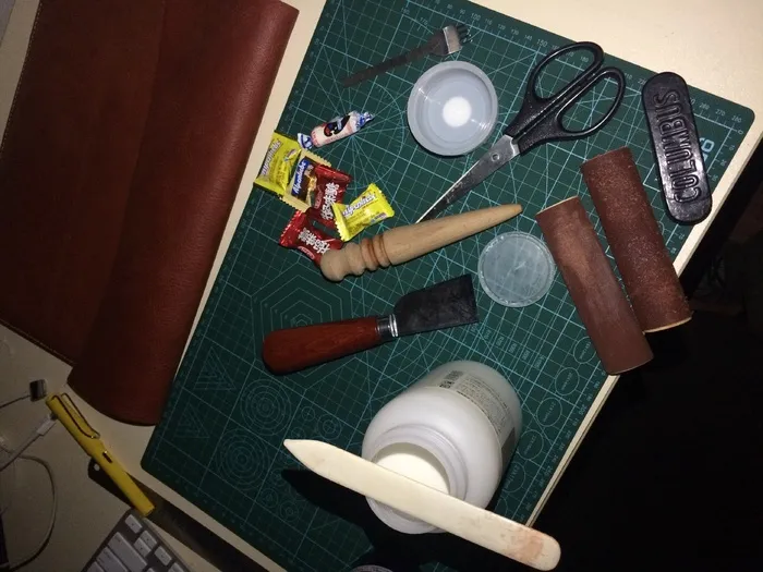 剪刀、牛皮、磨边、高角度视图、室内、无人、静物、人体表现