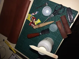 剪刀、牛皮、磨边、高角度视图、室内、无人、静物、人体表现