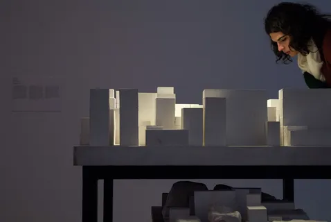 站在桌子旁边的女人