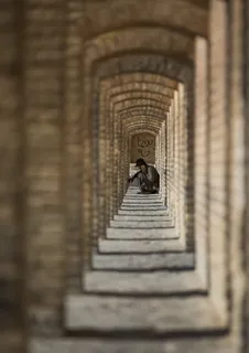 坐在地板上的男子 坐在地板上的男子