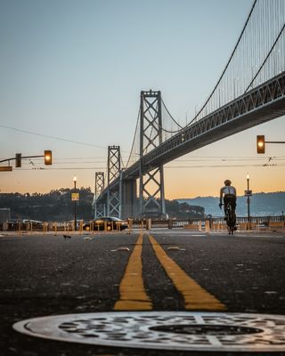 在桥下道路上骑车的人