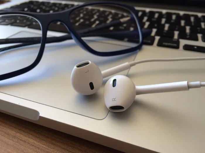 apple earpods，旁边，黑色，带框，眼镜，顶部，macbook air，播客