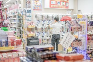 商店内面对塑料袋的人