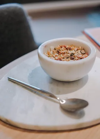 碗旁的不锈钢勺子