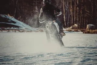 雪地上骑摩托车的人