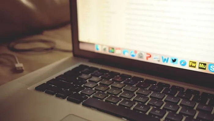 macbook pro，macbook，pro，showing，google，mail，笔记本电脑，电脑