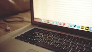 macbook pro，macbook，pro，showing，google，mail，笔记本电脑，电脑