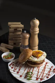 盘子上的熟汉堡