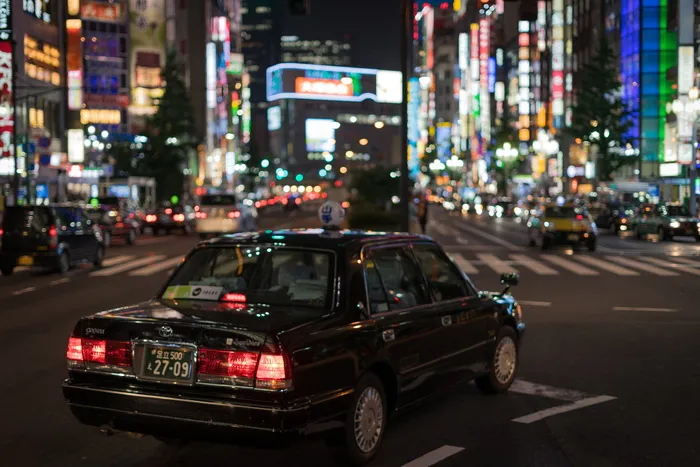 黑色，轿车，城市，亚洲，汽车，日本，灯光，夜晚，人