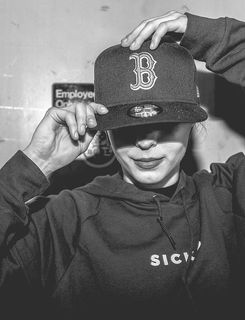 戴着印有波士顿红袜队刺绣标志的贴身帽子的人的灰度照片