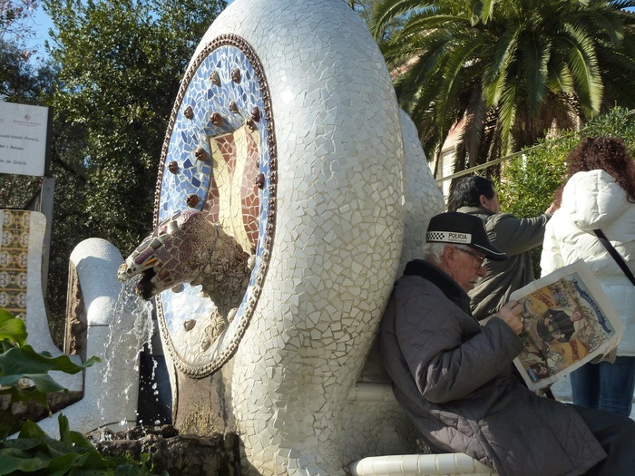 男子读报，白天，巴塞罗那，park güell，gaudí，mosaic，西班牙，停车场服务员