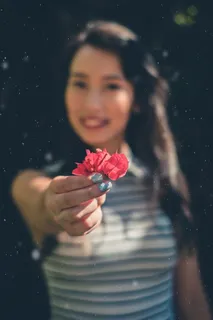 拿着三角梅花的女人 拿着三角梅花的女人
