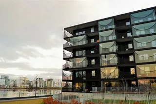 黑色，高层建筑，车身，水，建筑，建筑，基础设施，城市