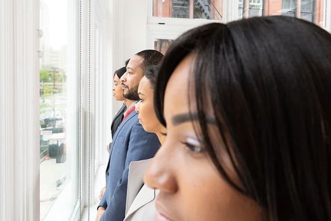 一群人在玻璃窗附近排队