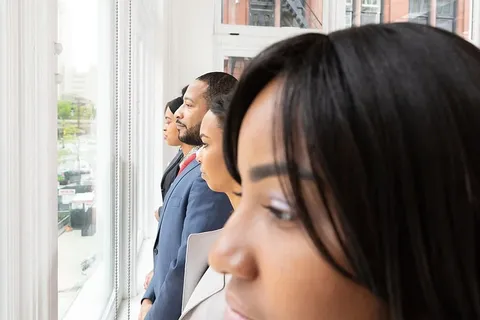 一群人在玻璃窗附近排队 一群人在玻璃窗附近排队