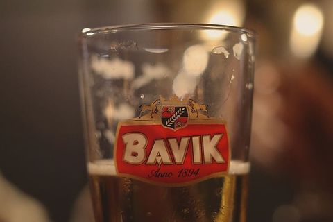 啤酒，玻璃杯，巴维克啤酒，半空啤酒，泡沫啤酒，啤酒，灯，饮料