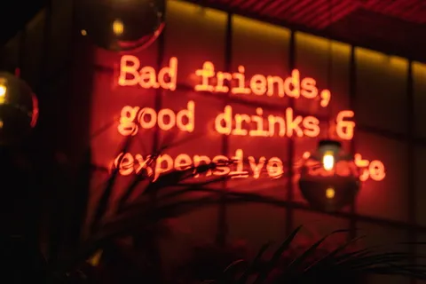 黑色和橙色背景与文本叠加