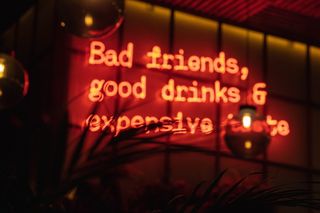 黑色和橙色背景与文本叠加