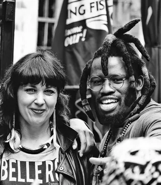 男女微笑着站着的灰度照片