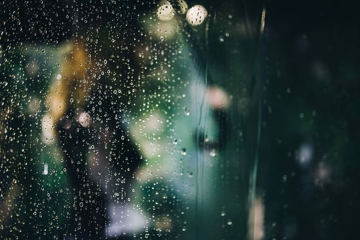玻璃上的雨滴