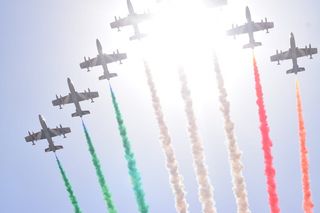 阅兵，飞行，意大利杂技队，飞行器，飞机，运输，飞行，运输方式