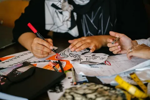 在桌子上的纸上写字的人