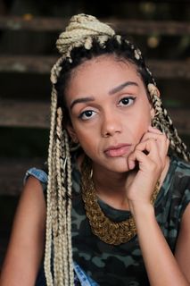 抱着脸颊的女人