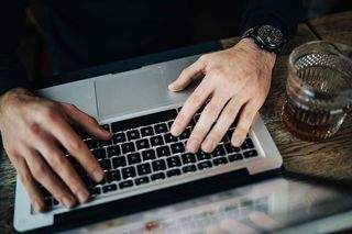 在现代咖啡馆工作的年轻企业家