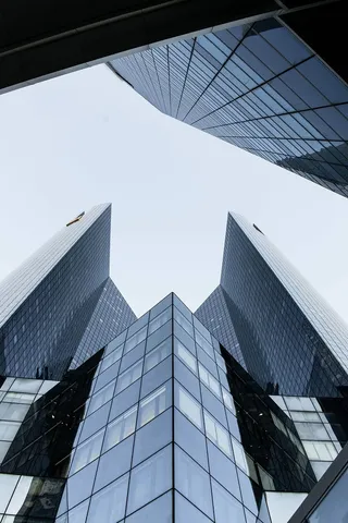 建筑物的低角度摄影