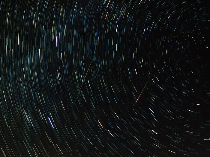 流星，流星，英仙座，星迹，星迹，恒星，夜空，地球自转