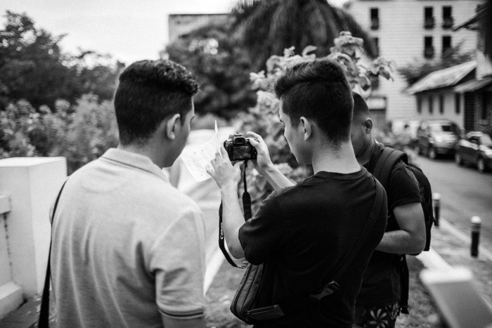 向其他人展示他的相机的人