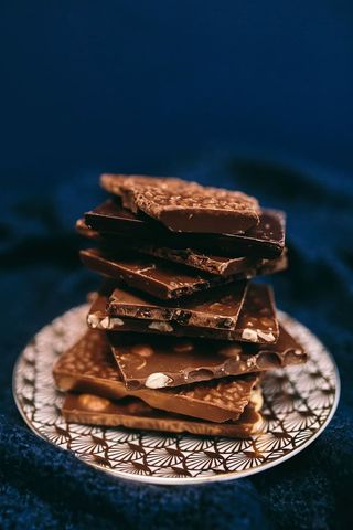 合上一块坚果巧克力