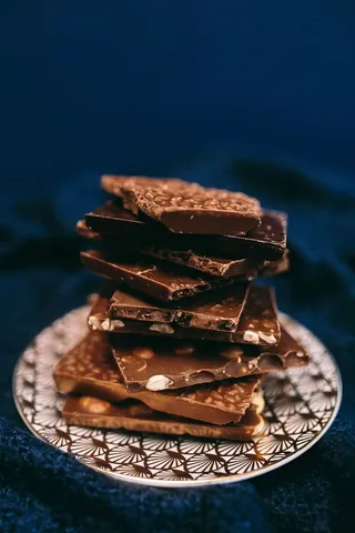 合上一块坚果巧克力