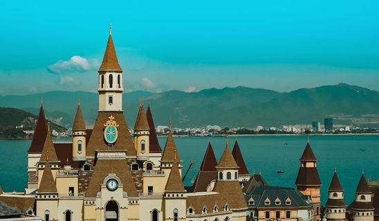 白天的棕色和米色城堡