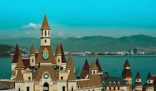 白天的棕色和米色城堡